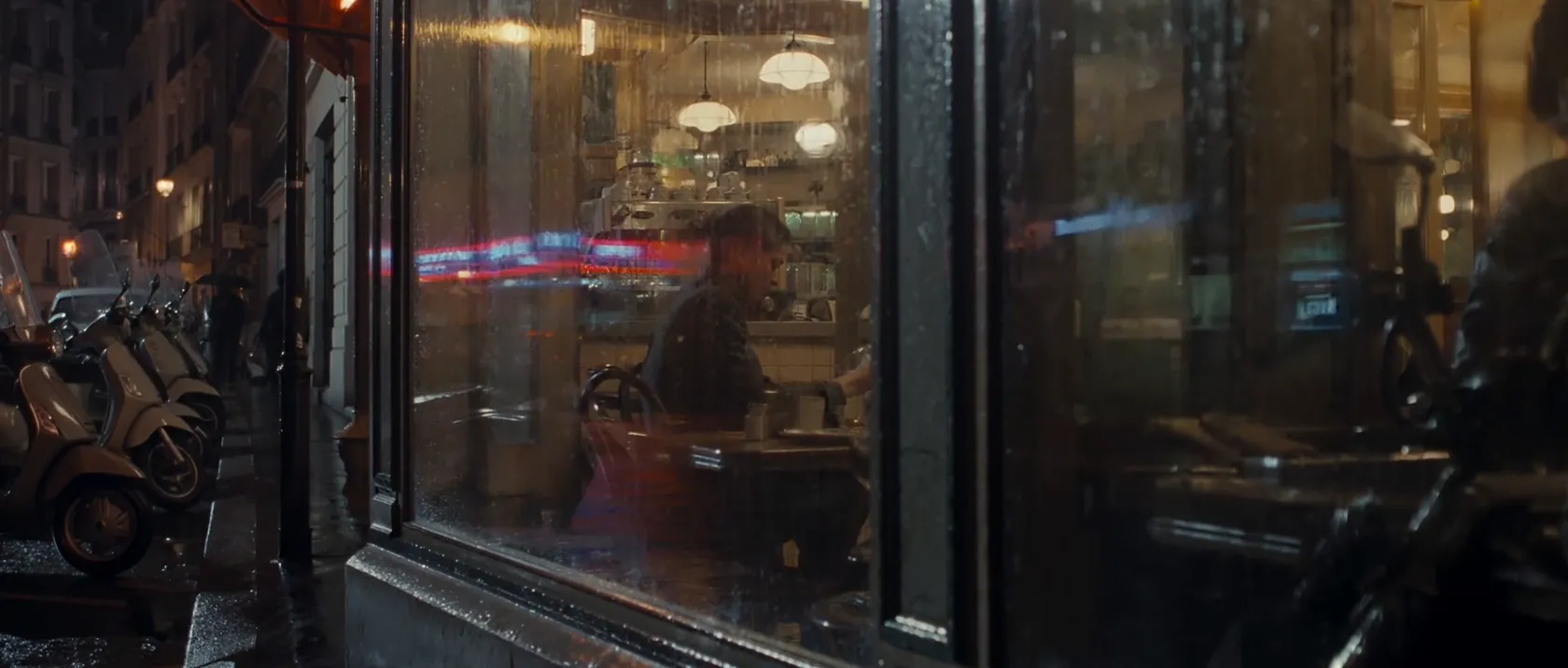 Café de nuit, sous la pluie, 20 s, 4 plans.