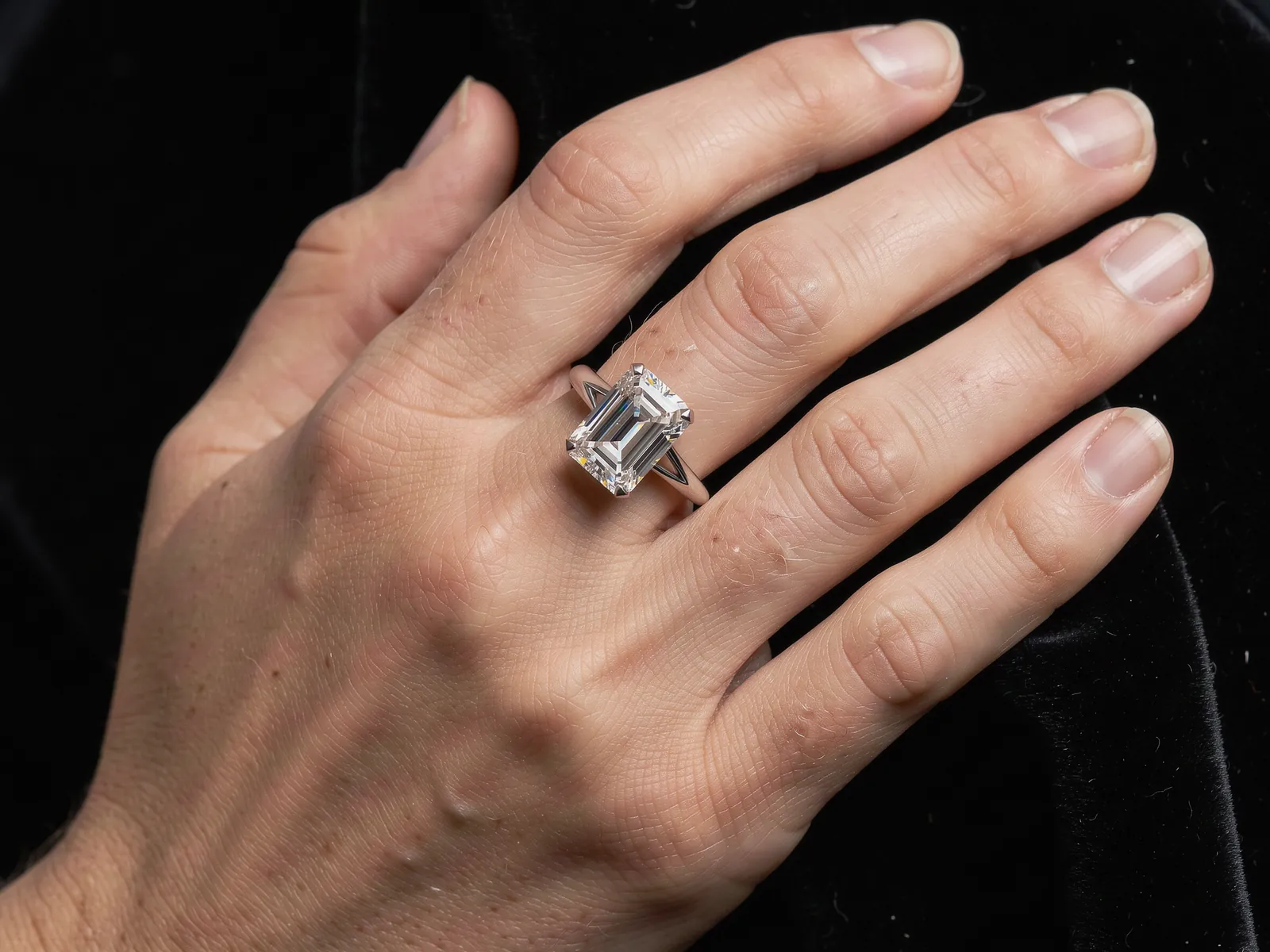 Haute joaillerie sur velours noir.