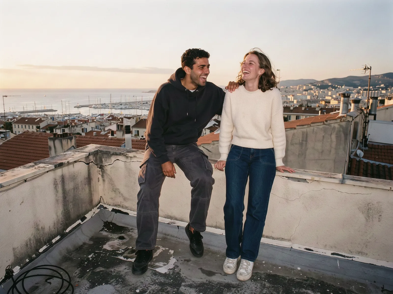 Lookbook streetwear sur un toit de Marseille.