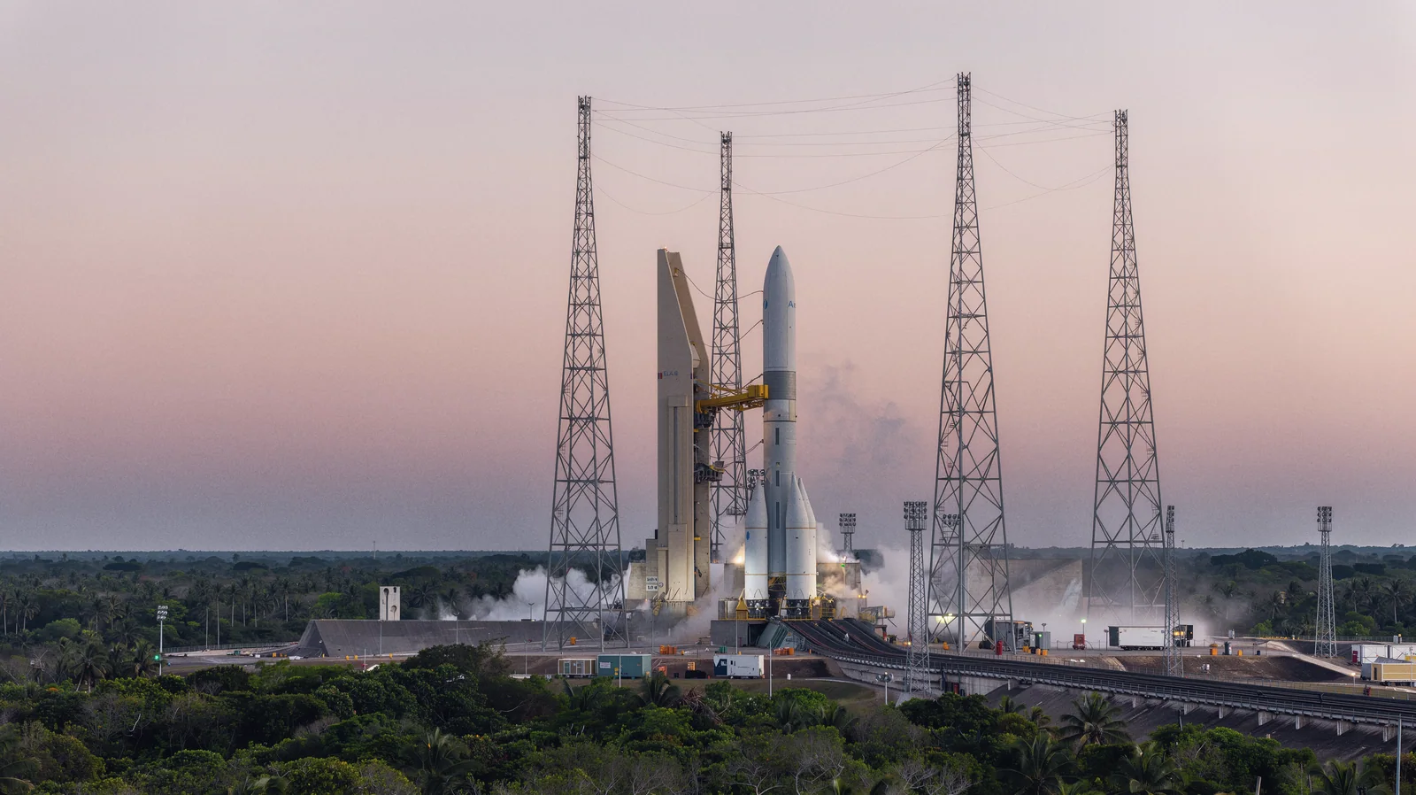 Kourou, le pas de tir à l’aube.