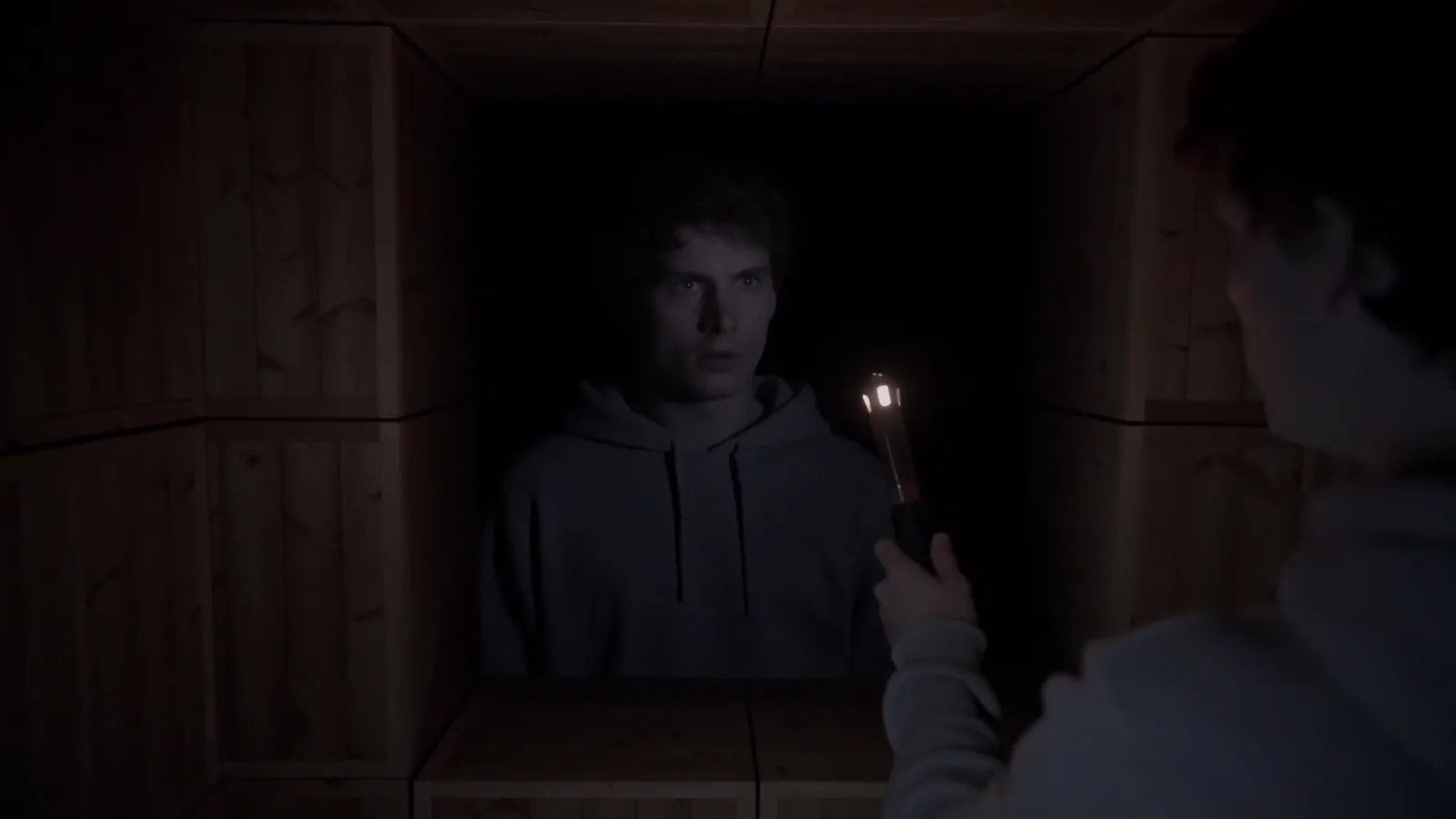 Dans le mur, le vide. Et quelqu’un.