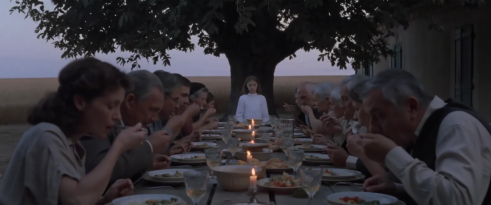Le banquet sous le noyer : tout le village la regarde.