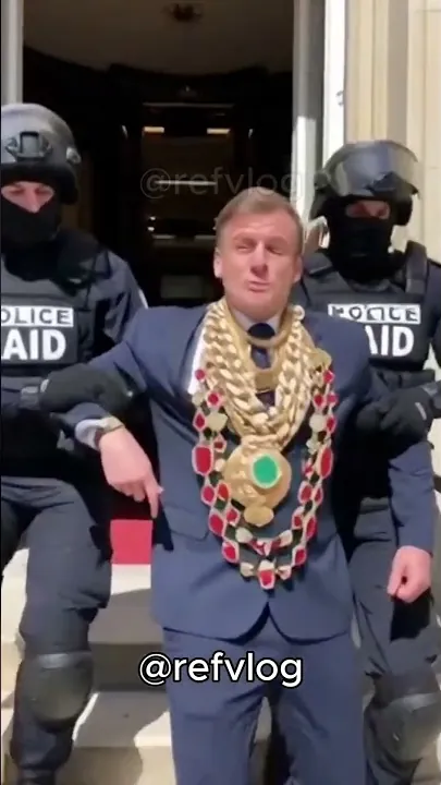 Macron arrêté pour le casse des bijoux